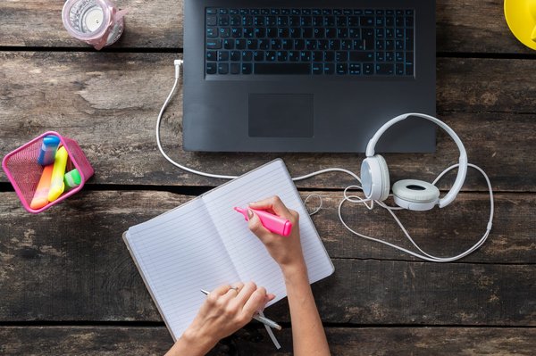 Quelle est l'importance du crochet mural noir dans un intérieur à la fois design et organisé ?