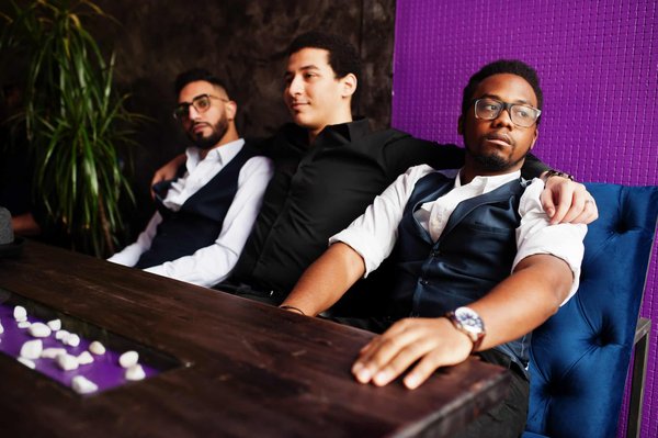 Organiser un enterrement de vie de garçon inoubliable à Deauville : activités, budget et conseils